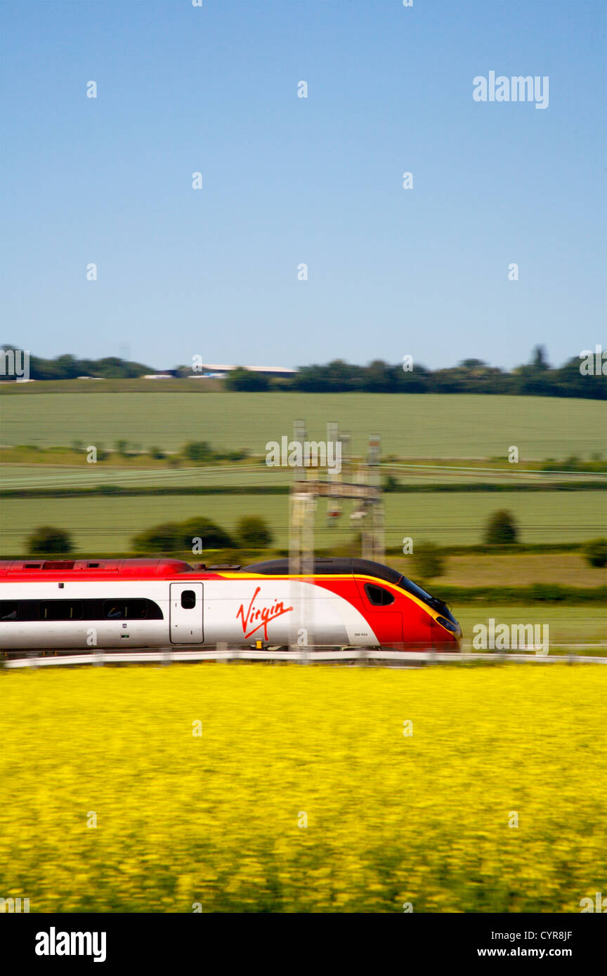 Vergine treno vicino Tring Hertfordshire Foto Stock