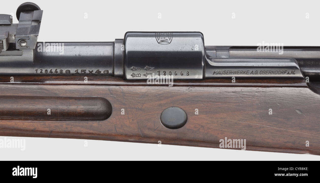 Wehrmanngewehr Mauser per addestramento militare, circa 1935,8.15 x 46 R cal, no 120448. Numeri corrispondenti. Foro speculare. Cinque scatti. Segno di prova: Crown/'BUGN'. Scala della vista 100 - 175 - 300, altezza e deviazione regolabili. Grande barile di Mauser sul ricevitore, indirizzo dell'azienda sulla sinistra 'Moser-Werke A. G. Oberndorf a/N'. Finitura lucida completa originale. Noce verniciato scuro. Nessun perno di pulizia. Raro oggetto da collezione! Quasi vicino alla menta. Lunghezza 125 cm. Erwerbsscheinpflichtig,storico,storico,anni trenta,XX secolo,arma di ordnance,servizio wea,diritti-aggiuntivi-clearences-non disponibile Foto Stock Wehrmanngewehr Mauser per addestramento militare, circa 1935,8.15 x 46 R cal, no 120448. Numeri corrispondenti. Foro speculare. Cinque scatti. Segno di prova: Crown/'BUGN'. Scala della vista 100 - 175 - 300, altezza e deviazione regolabili. Grande barile di Mauser sul ricevitore, indirizzo dell'azienda sulla sinistra 'Moser-Werke A. G. Oberndorf a/N'. Finitura lucida completa originale. Noce verniciato scuro. Nessun perno di pulizia. Raro oggetto da collezione! Quasi vicino alla menta. Lunghezza 125 cm. Erwerbsscheinpflichtig,storico,storico,anni trenta,XX secolo,arma di ordnance,servizio wea,diritti-aggiuntivi-clearences-non disponibile Foto Stock