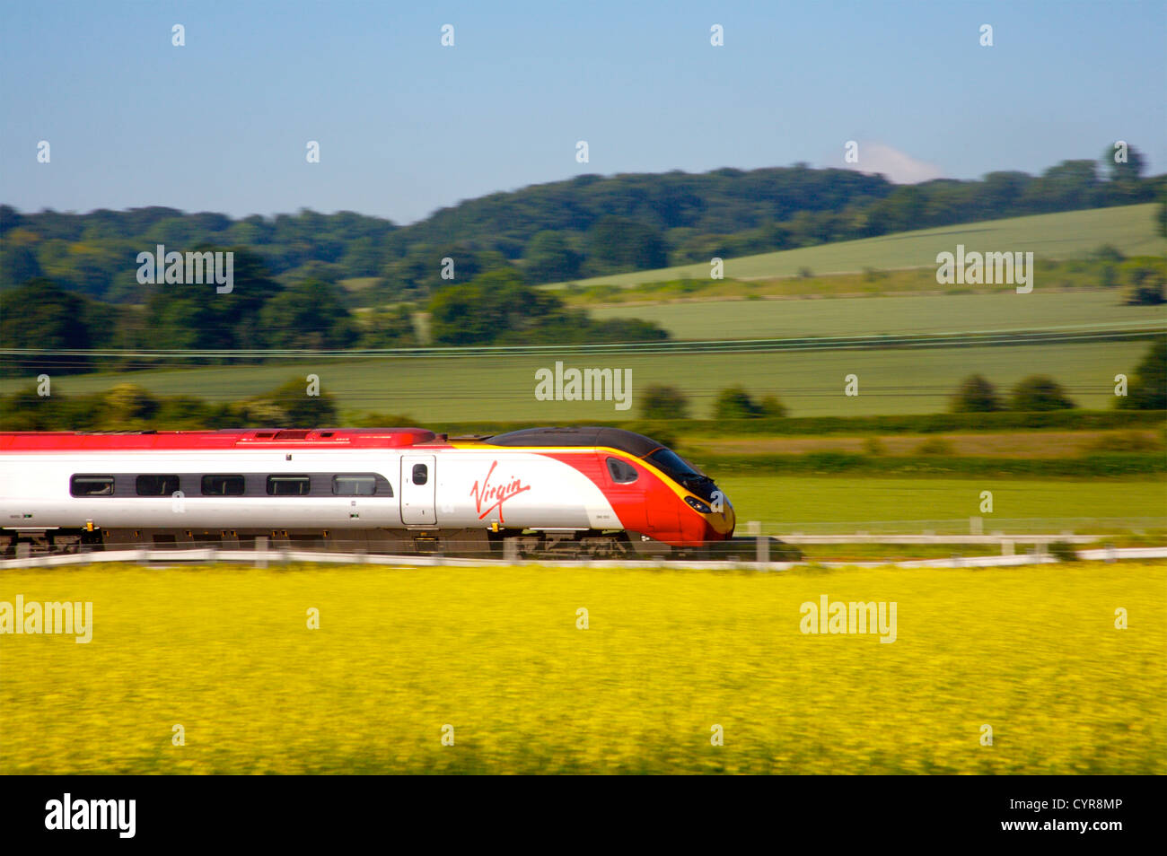 Vergine treno vicino Tring Hertfordshire. Foto Stock