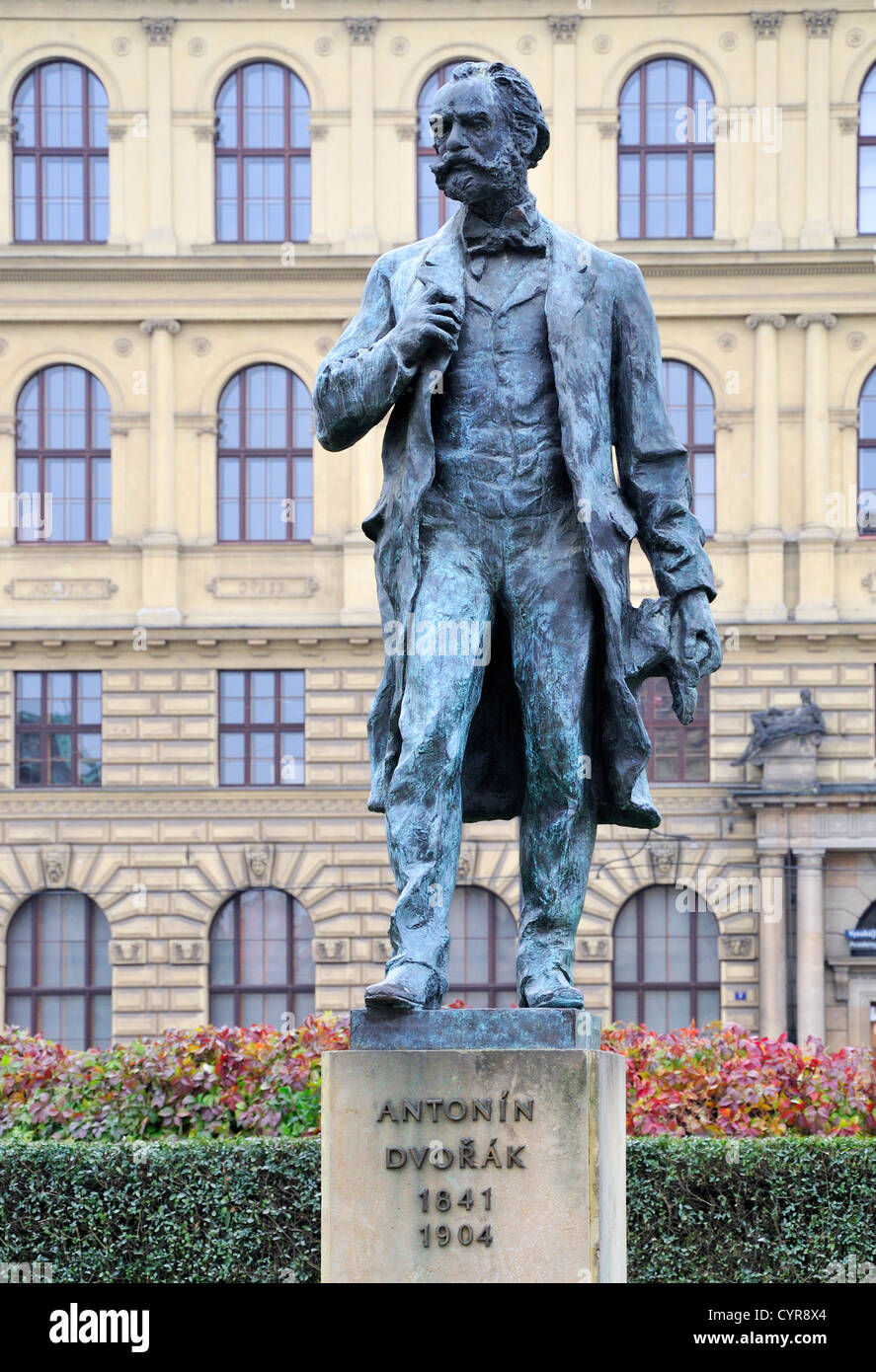 Praga, Repubblica Ceca. Statua di Antonin Dvorak nella parte anteriore del Rudolfinum in Namesti Jana Palacha / Jan Palach Square Foto Stock