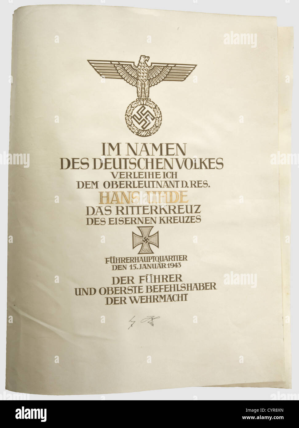 Oberleutnant d. Res. Hans Uhde, un documento di riconoscimento alla croce del Cavaliere documento pergamena di grandi dimensioni, di due pagine con testo calligrafico in inchiostro nero e aquila nazionale in rilievo in oro, datato '15. Januar 1943' con lettere in oro per il nome del destinatario e la firma con inchiostro di Adolf Hitler. Hans Uhde ricevette la Croce del Cavaliere come leader dell'XI reggimento di Grenadier 424 con cui prese parte in modo importante conquistando le città Novgorod, Ssinjawino, Shliselburg e Lipki, storico, storico, anni trenta, XX secolo, fanteria, militare, forze armate, militarismo, ob, diritti aggiuntivi-clearences-non disponibili Foto Stock