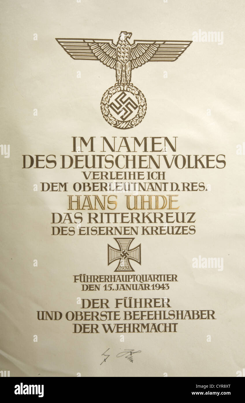 Oberleutnant d. Res. Hans Uhde, un documento di riconoscimento alla croce del Cavaliere documento pergamena di grandi dimensioni, di due pagine con testo calligrafico in inchiostro nero e aquila nazionale in rilievo in oro, datato '15. Januar 1943' con lettere in oro per il nome del destinatario e la firma con inchiostro di Adolf Hitler. Hans Uhde ricevette la Croce del Cavaliere come leader dell'XI reggimento di Grenadier 424 con cui prese parte in modo importante conquistando le città Novgorod, Ssinjawino, Shliselburg e Lipki, storico, storico, anni trenta, XX secolo, fanteria, militare, forze armate, militarismo, ob, diritti aggiuntivi-clearences-non disponibili Foto Stock