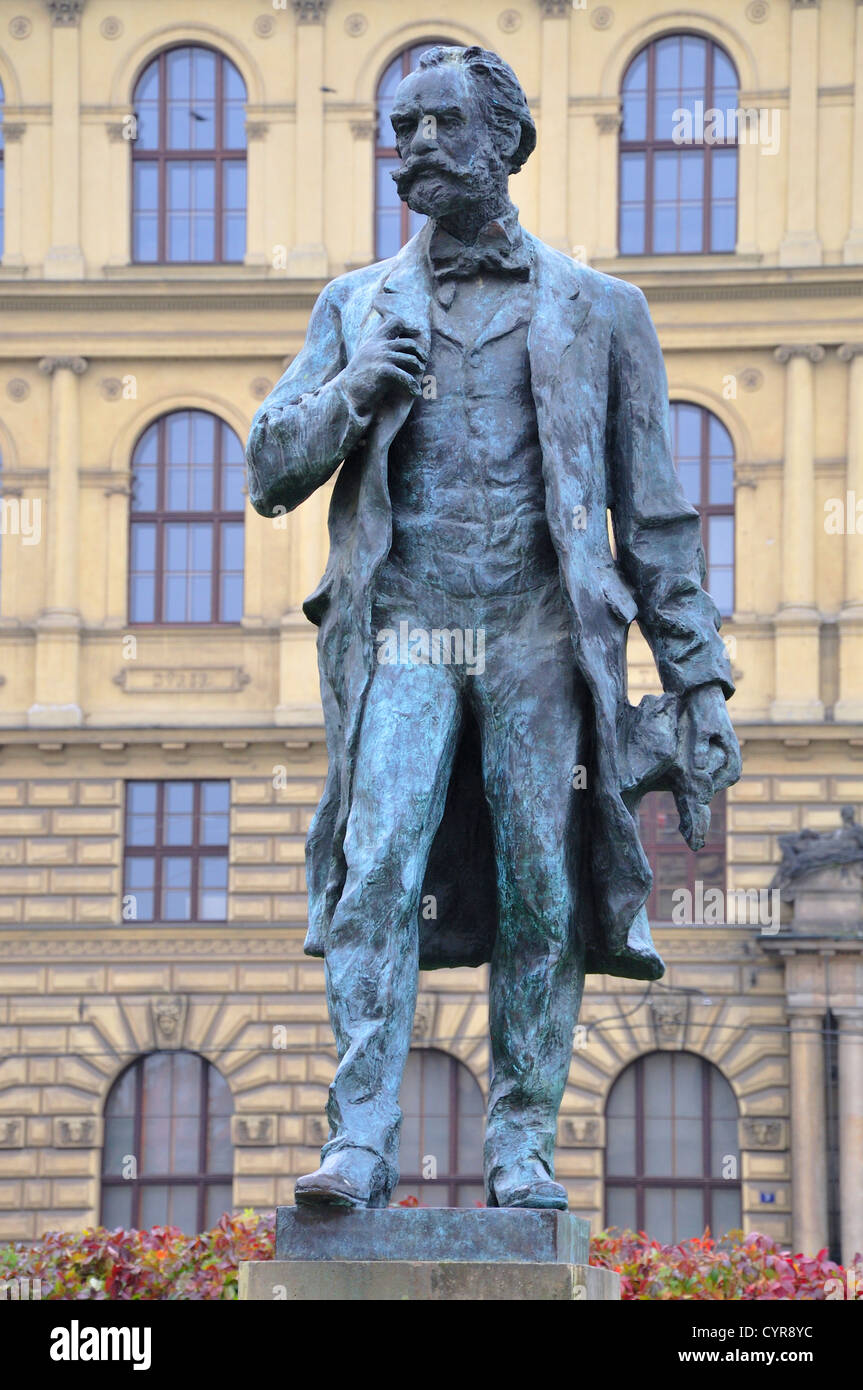 Praga, Repubblica Ceca. Statua di Antonin Dvorak nella parte anteriore del Rudolfinum in Namesti Jana Palacha / Jan Palach Square Foto Stock