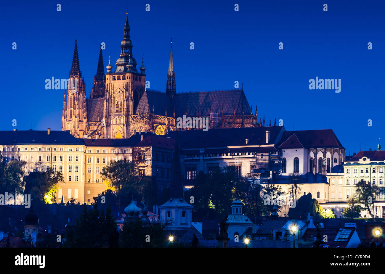 La cattedrale di Praga (San Vito), costruita in stile gotico, è il vero centro spirituale di tutta la nazione ceca. Foto Stock