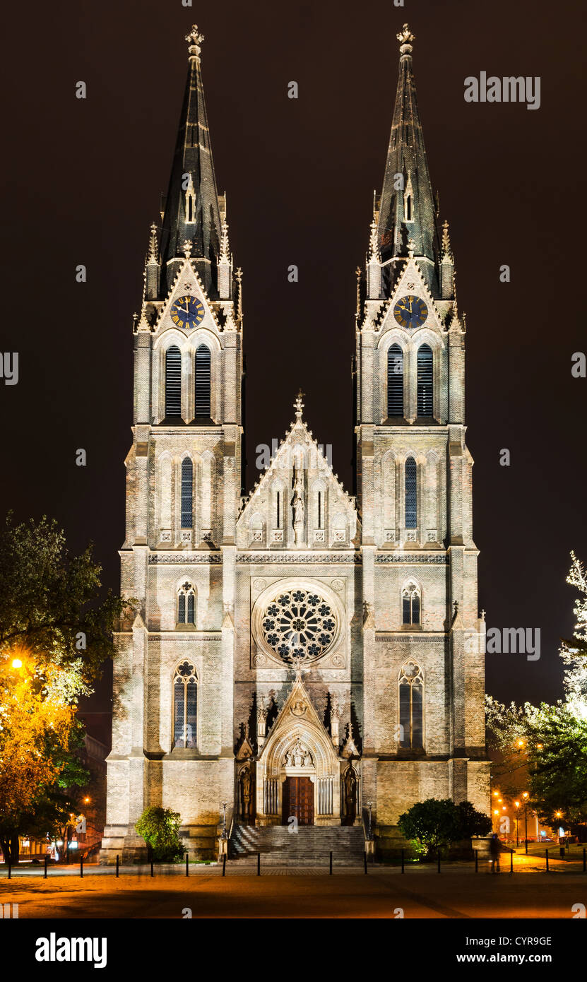 Santa Ludmilla Chiesa è una cattedrale dominante di Namesti Miru square a Praga quartiere Vinohrady, edificio neogotico. Foto Stock