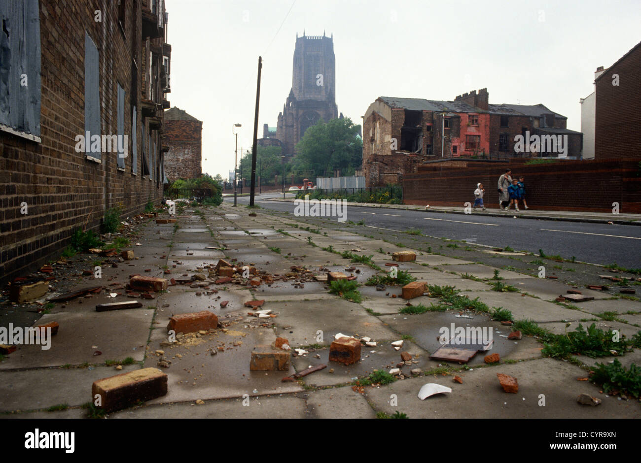 Un basso, ampio paesaggio di abbandono e di povertà durante i primi anni novanta nella città di Liverpool, in Inghilterra. Foto Stock