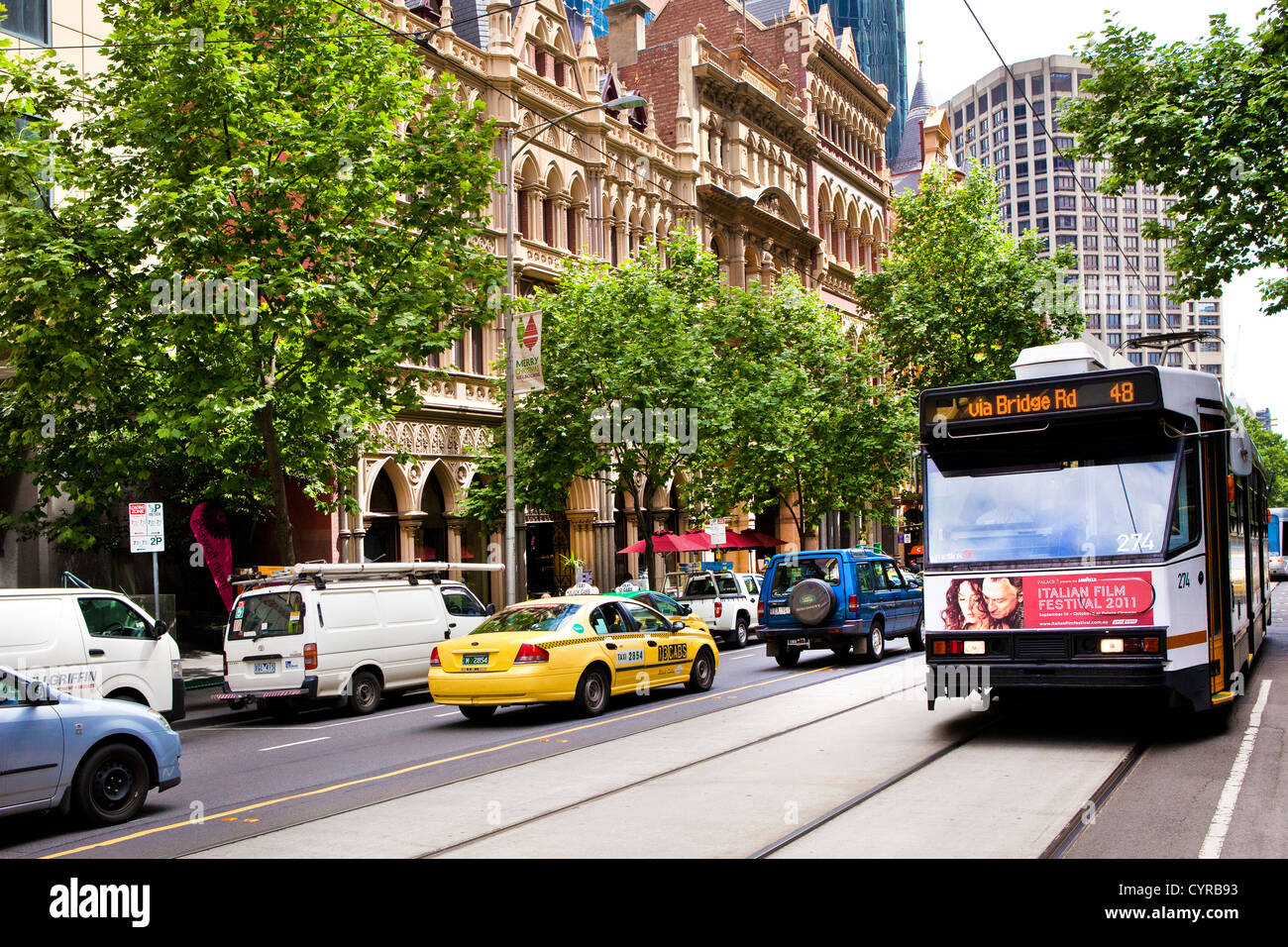 Tram di Melbourne on Collins Street, attraversata la strada dal Club di Melbourne edificio dall'architetto Leonard Terry con il taxi Foto Stock