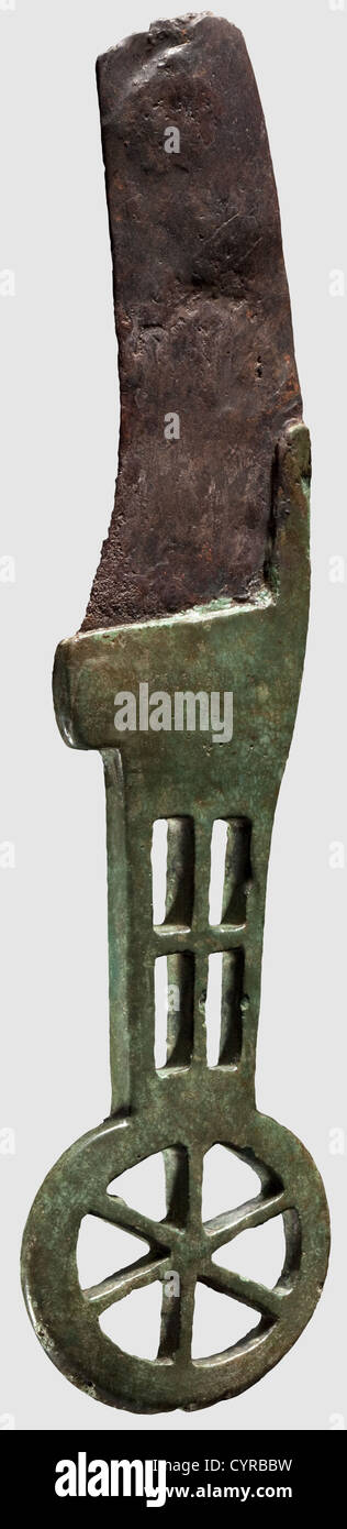 Due pugnali, una spada corta, e un rasoio, Villanova Culture, IX/VIII secolo B.C.A bronzo spada corta completa di scabarda portante decorazione geometrica.la lama fortemente cavalcata, il hilt trattenendo i resti di materiale organico.lunghezza 44.3 cm.A pugnale con frammenti residui della lama di ferro e uno scabarda di bronzo con resti di un locket organico montato.lunghezza 29.5 cm.1 Vetro acrilico, Axel Guttmann Collection(AG 286), acquisita a Friburgo nel 1989.UN pugnale in bronzo con linee verticali parallele decorative e un'elsa con quattro perforazioni,Axel Guttma,diritti aggiuntivi-clearance-non disponibile Foto Stock