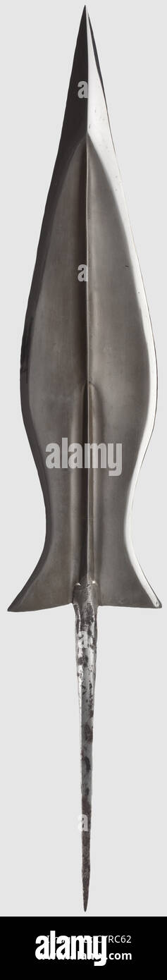 Un filo-Damasco indiano-a forma di filo-forma standard, 18 ° secolo pesante wootz-Damasco lama con bordi lucidati e un rilievo mediale su ogni lato. Punta rinforzata e rigata, la base è scaldata con palpette. Punta lunga di sezione quadrata. Lunghezza lama 46.5 cm. Lunghezza totale 72 cm. Pezzo di qualità insolitamente alta artigianalità, presumibilmente per una guardia di palazzo o equivalente, storico, storico, 18 ° secolo, oggetto, oggetti, fermi, clipping, ritaglio, ritaglio, ritaglio, forature, arma, armi, armi, diritti aggiuntivi-clearences-non disponibile Foto Stock