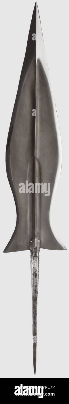 Un filo-Damasco indiano-a forma di filo-forma standard, 18 ° secolo pesante wootz-Damasco lama con bordi lucidati e un rilievo mediale su ogni lato. Punta rinforzata e rigata, la base è scaldata con palpette. Punta lunga di sezione quadrata. Lunghezza lama 46.5 cm. Lunghezza totale 72 cm. Pezzo di qualità insolitamente alta artigianalità, presumibilmente per una guardia di palazzo o equivalente, storico, storico, 18 ° secolo, oggetto, oggetti, fermi, clipping, ritaglio, ritaglio, ritaglio, forature, arma, armi, armi, diritti aggiuntivi-clearences-non disponibile Foto Stock