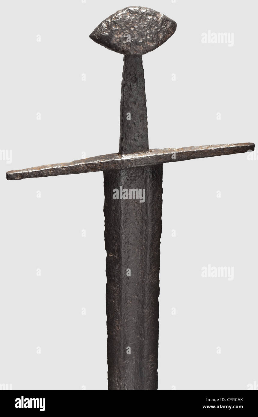 Una spada tedesca a due spigoli, circa 1100 robusta lama a doppio taglio  con un'ampia base centrale su entrambi i lati, che si estende per quasi  tutta la sua lunghezza. Tracce residue