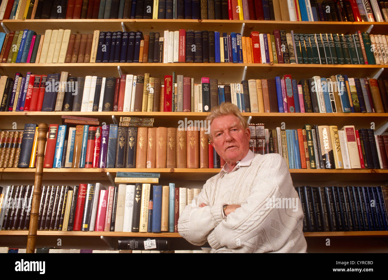 Circondato da libri è British giornalista cattolico, storico, speechwriter e autore di un ritratto di Paul Johnson a casa. Foto Stock