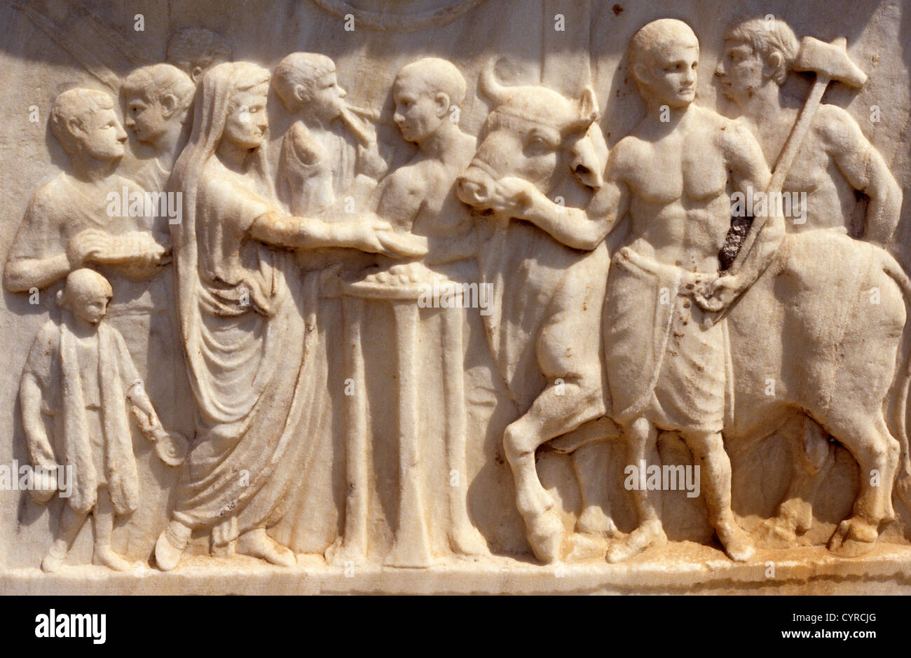 Un close-up dettaglio delle rovine dell altare della Aedes Genii Augusti tempio di Pompei. Foto Stock