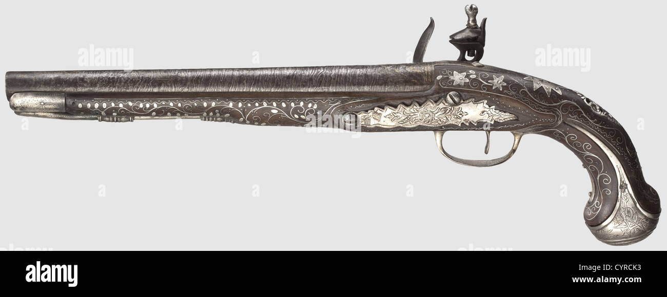 Un paio di pistole ottomane a flintlock montate in argento, circa 1820 barili Damasco a foro liscio in calibro 14.5 mm con resti d'oro intarsio sulle cime. Flintlock con frizzens a rullo leggermente incisi. Scorte di legno scuro con intarsi in filo d'argento e mobili d'argento. Segni Tughras e argento stampigliati sui cappucci del pompel, sulle protezioni del grilletto e sulle piastre laterali. Lunghezza di ogni 42.5 cm, storico, storico, XIX secolo, Impero Ottomano, pistola, pistole, pistola, portatile, arma da fuoco, arma da fuoco, armi da fuoco, armi da fuoco, armi, armi, armi, armi, armi, oggetti,, diritti aggiuntivi-clearences-non disponibile Foto Stock