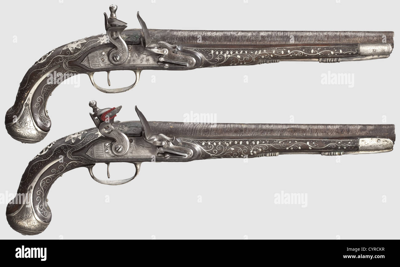 Un paio di pistole ottomane a flintlock montate in argento, circa 1820 barili Damasco a foro liscio in calibro 14.5 mm con resti d'oro intarsio sulle cime. Flintlock con frizzens a rullo leggermente incisi. Scorte di legno scuro con intarsi in filo d'argento e mobili d'argento. Segni Tughras e argento stampigliati sui cappucci del pompel, sulle protezioni del grilletto e sulle piastre laterali. Lunghezza di ogni 42.5 cm, storico, storico, XIX secolo, Impero Ottomano, pistola, pistole, pistola, portatile, arma da fuoco, arma da fuoco, armi da fuoco, armi da fuoco, armi, armi, armi, armi, armi, oggetti,, diritti aggiuntivi-clearences-non disponibile Foto Stock