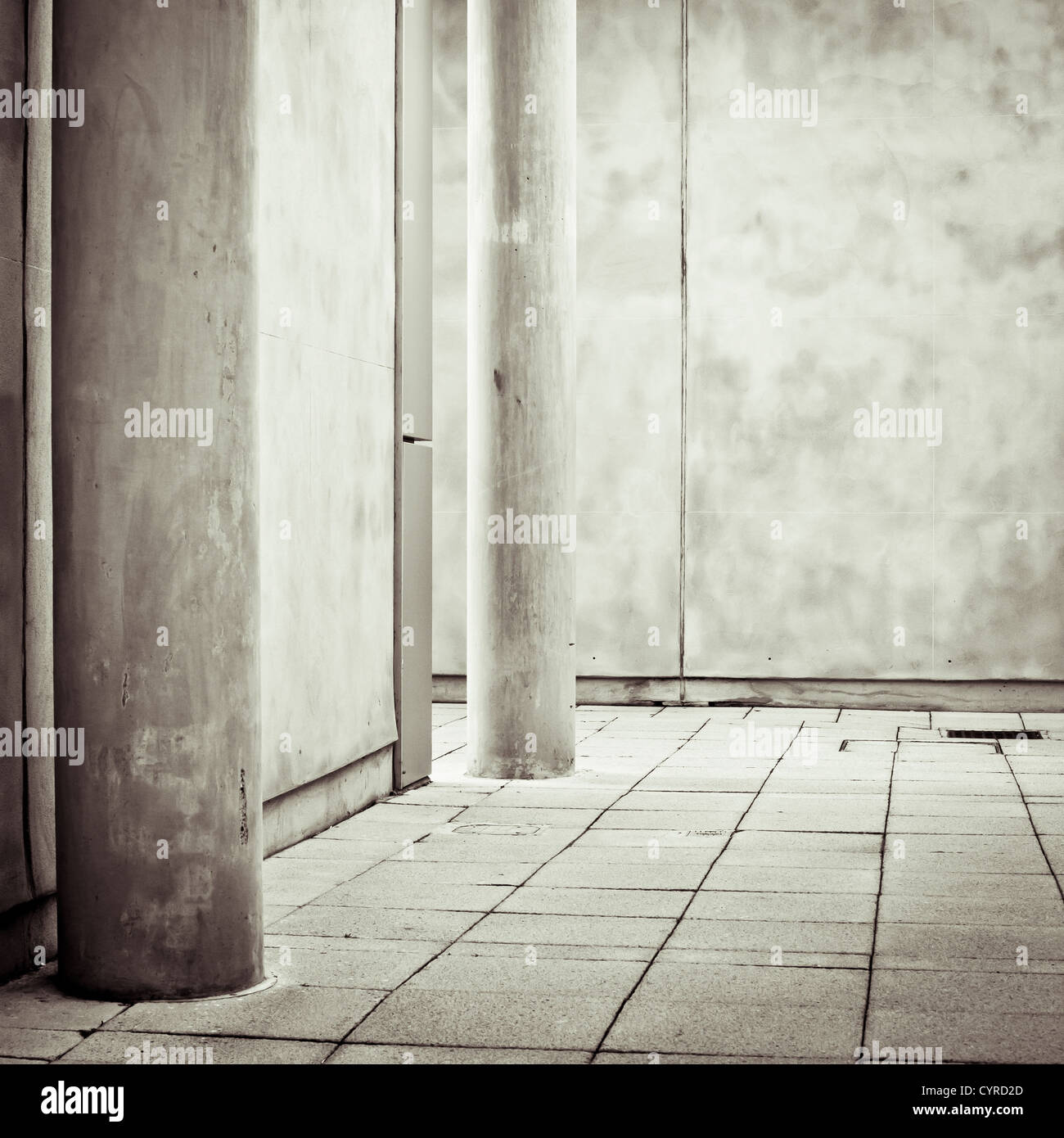 Architettura moderna con pilastri e calcestruzzo Foto Stock