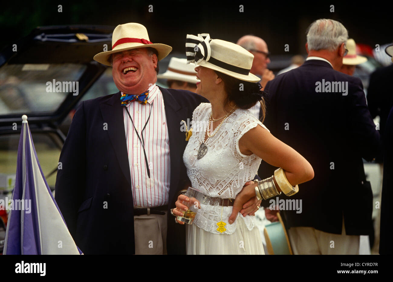 Ricchi amici godere delle bollicine e fizz durante l annuale Henley Regatta su un punto particolarmente caldo pomeriggio a Henley le regate. Foto Stock