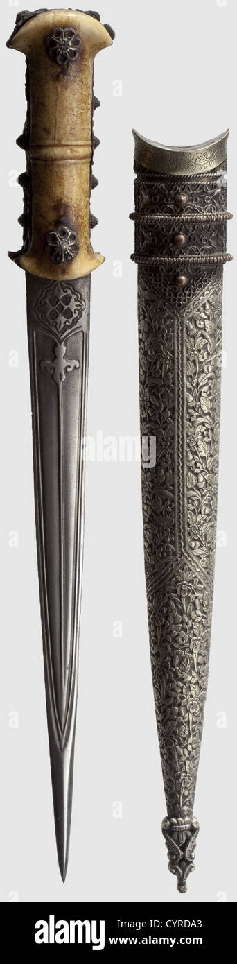 Un pugnale ottomano punta, ottocentesco sottile, doppio taglio wootz-Damasco lama con un taglio metà costola e decorazione floreale al forte. Bilance con impugnatura in alluminio Waltrus con rosette sovrapposte in nichel-argento (danneggiate e difettose) e cinturino di presa. Scabbard in nichel-argento con raffinati disegni floreali e finiture in rame nella regione del locket. Lunghezza 47 cm, storico, storico, XIX secolo, Impero Ottomano, spinta, spinte, armi a mano, armi a mano, armi a corpo, armi a corpo, armi portatili, lama, lame, armi, armi, armi, oggetti, oggetti, ancora, diritti aggiuntivi-clearences-non disponibile Foto Stock