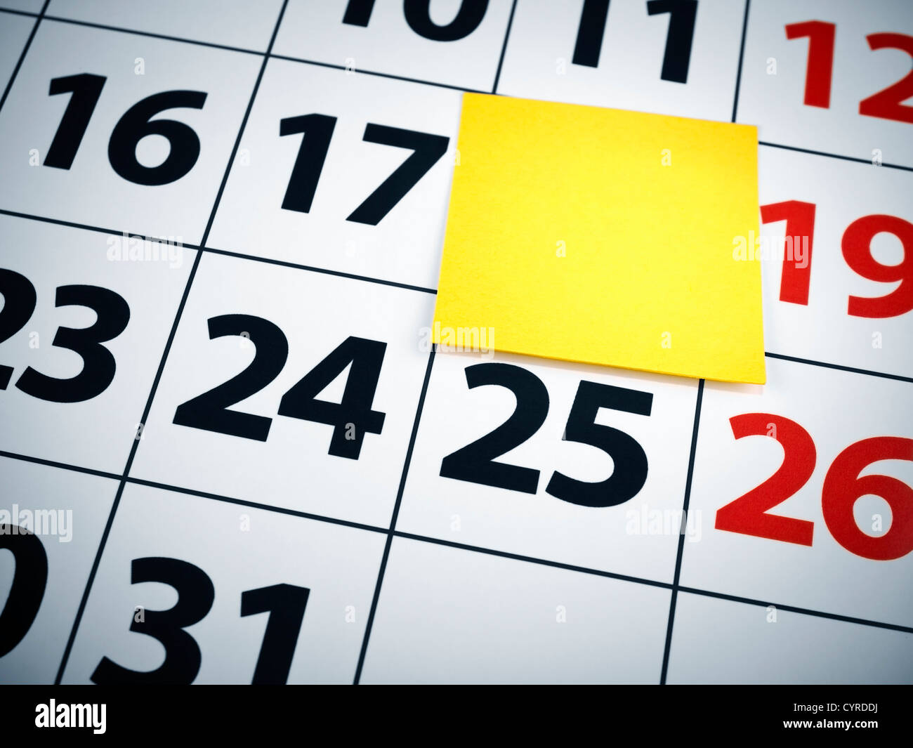 Close up di un fustellato nota adesiva su un calendario. Foto Stock