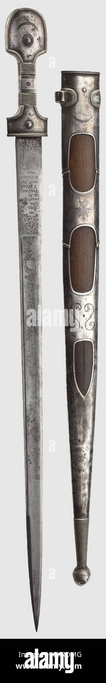 Un kinjal ottomano montato in argento, fine del XIX secolo lama a bordo singolo per un hanger da caccia (olandese, XVIII secolo) con un punto a doppio bordo. Incisione decorativa al forte su entrambi i lati con disegni ornamentali e di caccia, nonché l'iscrizione,'Joan Hofsee M svaartveger op de vügendam in state art tot Amsterdam' Con niello,e due rivetti decorativi sul lato obverse.lungo, tre-pezzo scabbard argento lavorato en suite con tre incavi sul lato inverso.lunghezza 67.5 cm.raro kinjal, fatto in t,diritti aggiuntivi-clearences-non disponibile Foto Stock
