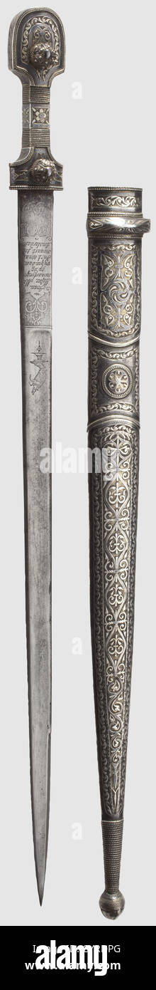 Un kinjal ottomano montato in argento, fine del XIX secolo lama a bordo singolo per un hanger da caccia (olandese, XVIII secolo) con un punto a doppio bordo. Incisione decorativa al forte su entrambi i lati con disegni ornamentali e di caccia, nonché l'iscrizione,'Joan Hofsee M svaartveger op de vügendam in state art tot Amsterdam' Con niello,e due rivetti decorativi sul lato obverse.lungo, tre-pezzo scabbard argento lavorato en suite con tre incavi sul lato inverso.lunghezza 67.5 cm.raro kinjal, fatto in t,diritti aggiuntivi-clearences-non disponibile Foto Stock