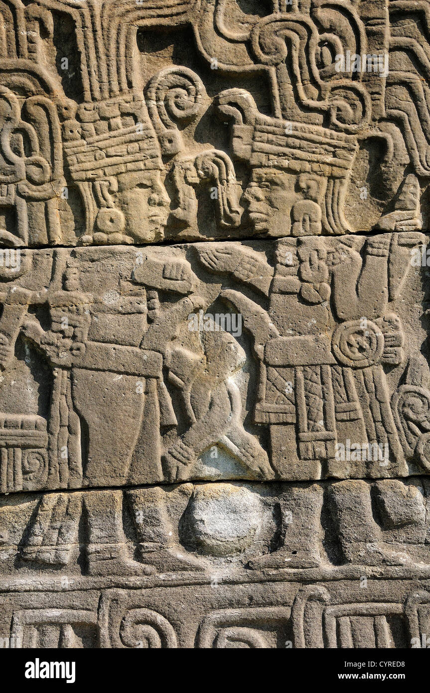 Messico, Veracruz, Papantla, El Tajin sito archeologico, sculture a bassorilievo sulla parete del Juegos de Pelota Sur palla. Foto Stock