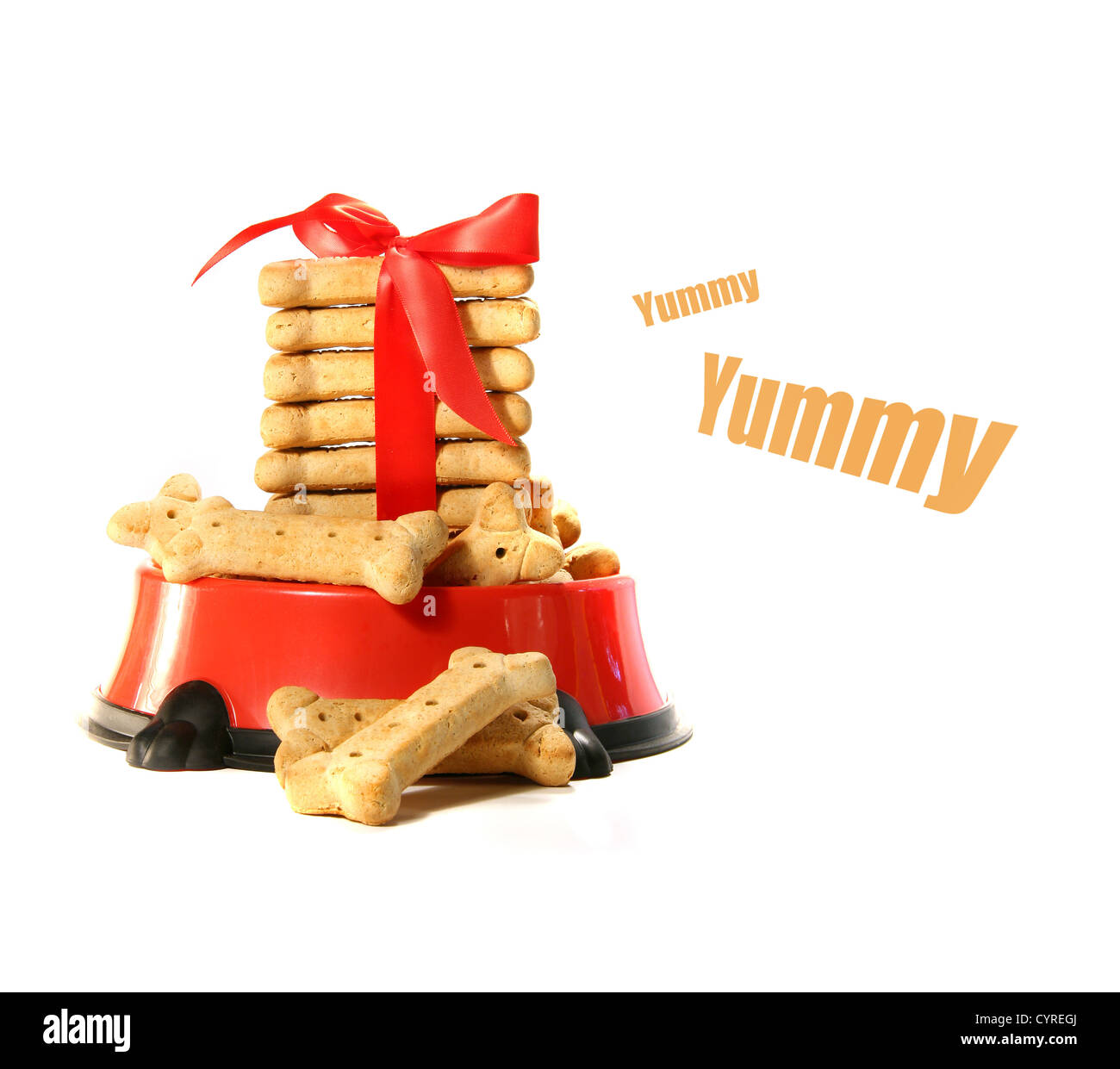 Dog biscotti nella ciotola con il fiocco rosso Foto Stock