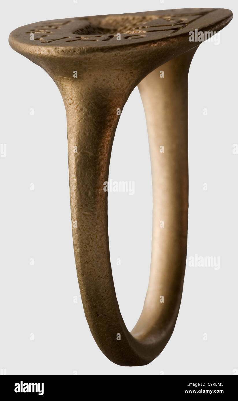 Un anello d'oro greco, V/IV secolo a.C. gambo rotondo pesante con una faccia di tenuta ovale finemente tagliata, raffigurante un ariete in piedi, con un serpente avvolto tra le gambe. La scritta recita: "Kali Damasio" in greco. Dimensioni della superficie di tenuta 15 x 22 mm. Peso 12.5 g. Anello di segnalazione di altissima qualità in perfetto stato di conservazione, storico, storico, mondo antico, mondo antico, tempi antichi, oggetto, oggetti, fermi, ritaglio, ritaglio, ritaglio, ritaglio, gioielli, gioielli, nobile, prezioso, diritti aggiuntivi-clearences-non disponibili Foto Stock