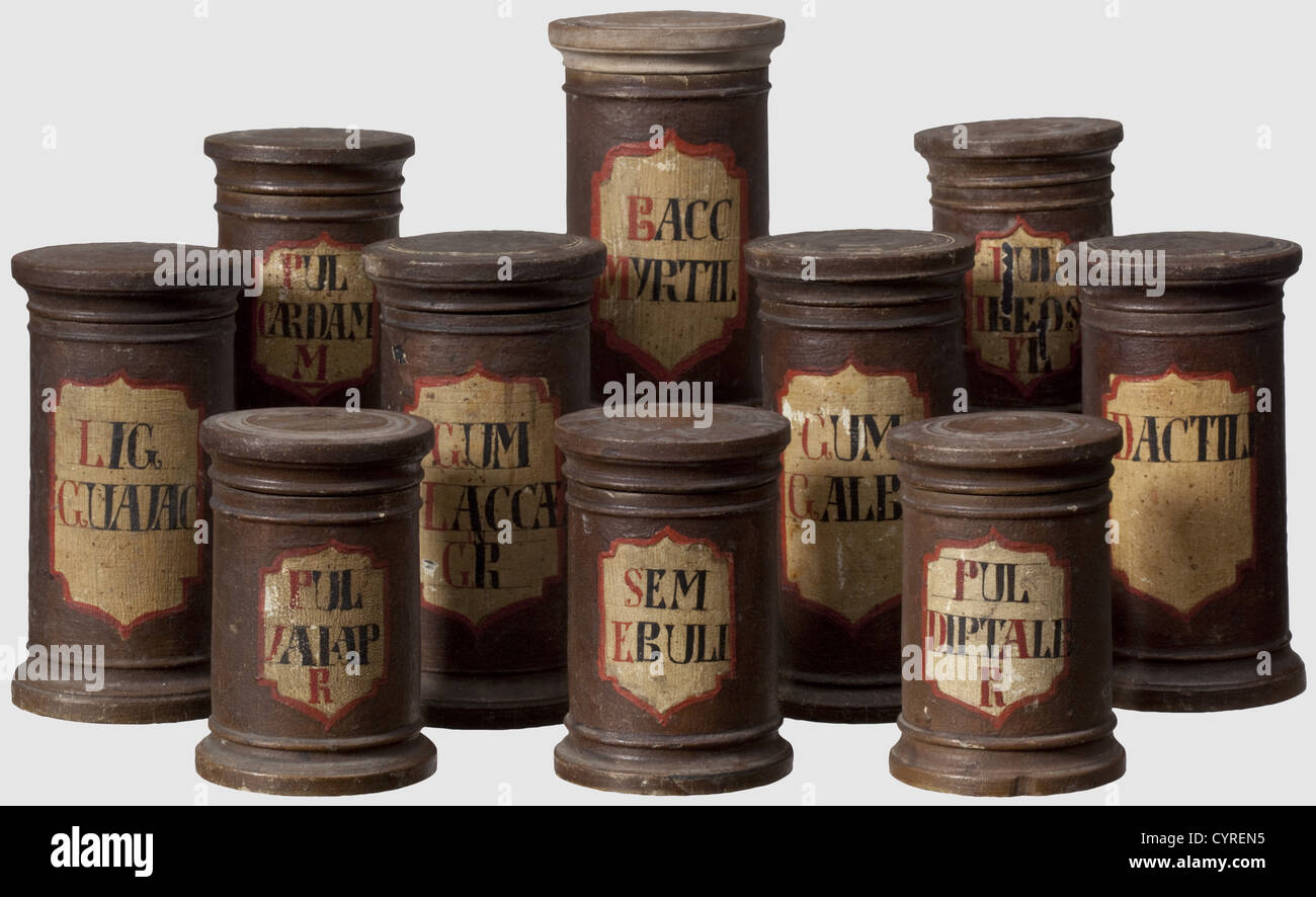 Dieci contenitori di farmacia tedeschi, 18 ° secolo contenitori rotondi  girati da legno di fagotto con coperchi sovrapposti. Due misure diverse in  set di cinque scatole ciascuno. Vernice di colore vecchio, con