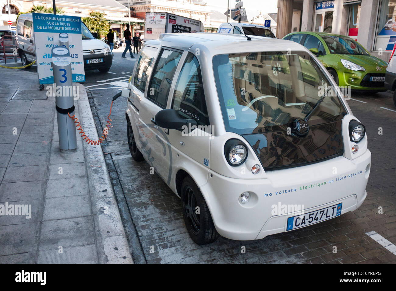 Auto elettrica re-punto di carica a Nizza, Francia Foto Stock