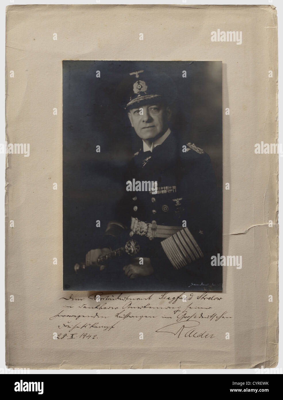 Grande ammiraglio Erich Raeder (1876 - 1960), una fotografia di presentazione per il capitano U-boat Lieutenant Commander Siegfried Strelow una fotografia di grande formato ritratto di Raeder con il suo grande ammiraglio, in basso a sinistra iscritto 'andau Berlin'. 23 x 16 cm. La dedizione personale di Raeder sul supporto leggermente danneggiato 'De Kapitänleutnant Siegfried Strelow in dankbarer Anerkennung seiner hervorragenden Leistungen im Großdeutschen Freiheitskampf - 28.X. (Al Capitano Lieutenant Siegfried Strelow In Riconoscenza Riconoscente Del Suo Eccezionale Successo, Foto Stock