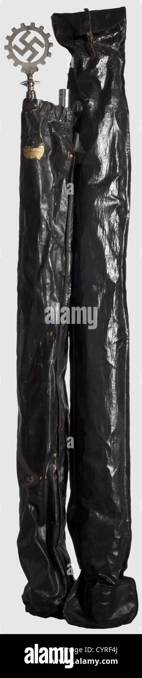 Un paio di bandiere per il 'NSDAP-Ortsgruppe Percha', e 'DAF-Ortsgruppe Percha' entrambi di tela rossa bandiera navale, frangia argentata su tre lati, gli angoli superiori a sinistra con facciate marroni e corrispondente ricamo con bordatura blu. Danni alla falda. Circa 120 x 140 cm. Ciascuno con sette anelli nichelati fissati a due sezioni di pali di legno nero, completo di finiali e sacchi bandiera (danneggiati). Altezza totale circa 305 cm. Una delle poche coppie di bandiere conosciute per un Ortsgruppe(Gruppo di posizione),storico,storico,anni trenta,anni trenta,XX secolo,organizzazione di partito,partito di partito,diritti aggiuntivi-clearences-non disponibile Foto Stock