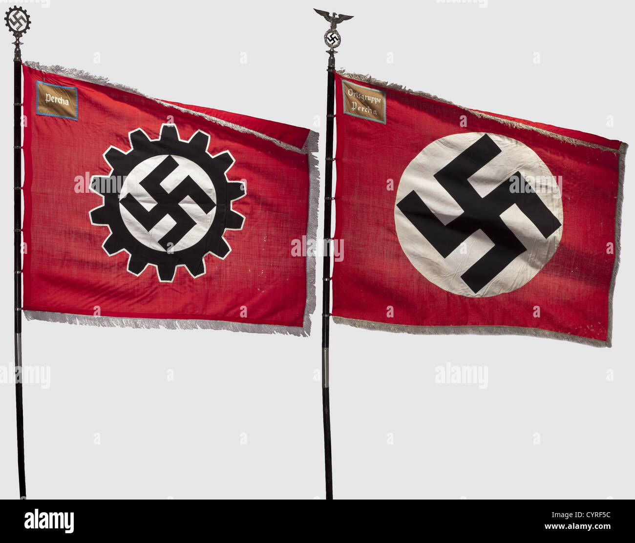 Un paio di bandiere per il 'NSDAP-Ortsgruppe Percha', e 'DAF-Ortsgruppe Percha' entrambi di tela rossa bandiera navale, frangia argentata su tre lati, gli angoli superiori a sinistra con facciate marroni e corrispondente ricamo con bordatura blu. Danni alla falda. Circa 120 x 140 cm. Ciascuno con sette anelli nichelati fissati a due sezioni di pali di legno nero, completo di finiali e sacchi bandiera (danneggiati). Altezza totale circa 305 cm. Una delle poche coppie di bandiere conosciute per un Ortsgruppe(Gruppo di posizione),storico,storico,anni trenta,anni trenta,XX secolo,organizzazione di partito,partito di partito,diritti aggiuntivi-clearences-non disponibile Foto Stock