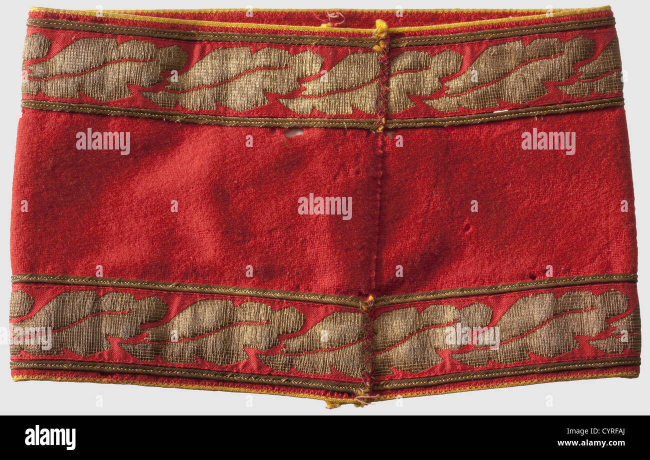 Martin Bormann(1900 - 1945), un bracciale per Reichsleiter Red Cloth, swastika moiré nera con stella color argento (il medaglione con aquila nazionale in rilievo), terreno moiré bianco, bordo dorato, bordo superiore e inferiore con larghe fasce in foglia di quercia dorata e bordatura dorata. Danni alla falda,rifilata,lunghezza 43 cm,altezza 13 cm. Martin Bormann era uno dei soli 18 Reichsleiter del NSDAP. Hitler gli assegnò la gestione dei suoi beni personali e gli commissionò di costruire e supervisionare la 'Führersperrgebiet' (area proibita) sull'Obersalzberg. Dopo il volo di Hess, diritti aggiuntivi-clearences-non disponibile Foto Stock