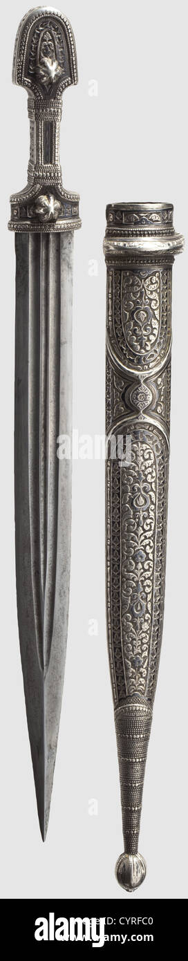 Un binjal russo fine silver e niello caucasico, circa 1908 - 1917 con lama affilata incisa con un motivo di damasco faux all'interno di fullers convergenti su entrambi i lati, il hilt e scabbard ciascuno interamente racchiuso in argento, le facce interne intarsiate con la decorazione a rullo niello, le facce esterne decorate con pannelli di madornatura a ciottoli E fogliame fiorito tutto esaltato in niello, con anello di sospensione e chape filigrana argento, e hilt e scabbard colpito con i marchi d'argento russo 1908 Distretto e l'abbigliamento da trasporto leggero, in, diritti aggiuntivi-clearences-non disponibile Foto Stock