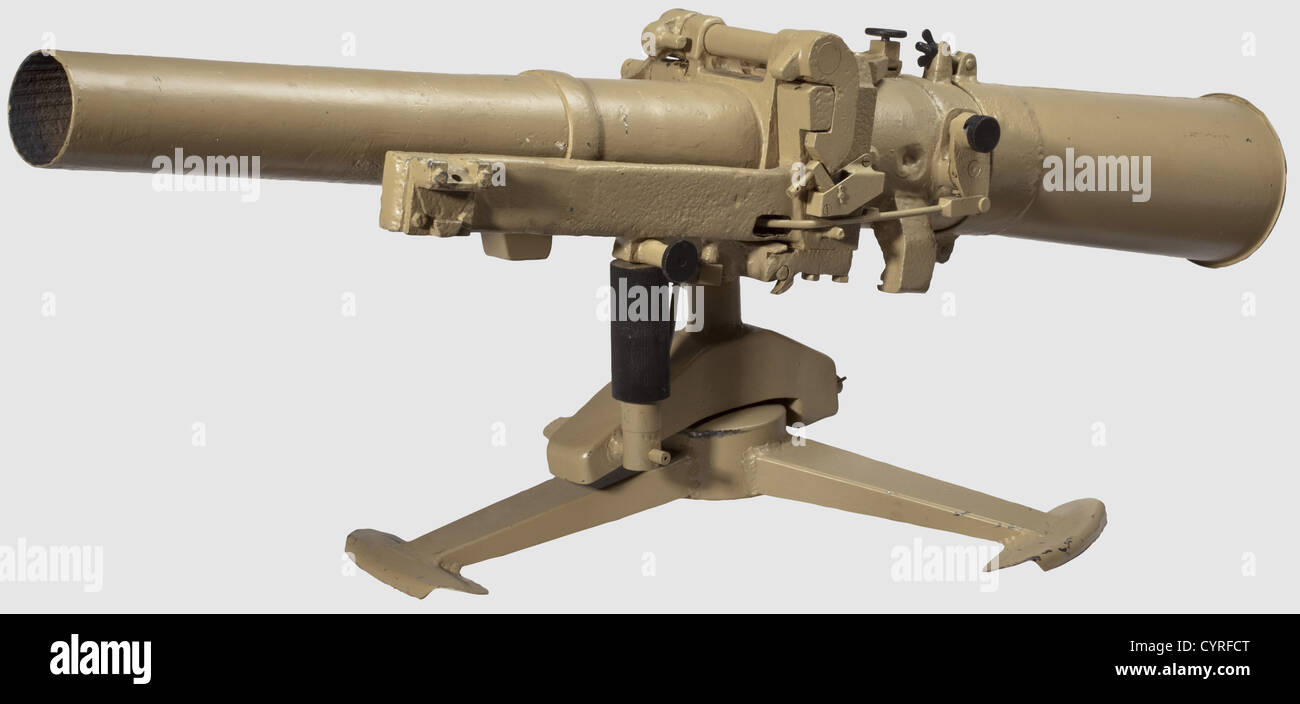 Un cannone anticarro 43(RF.K.43),Rheinmetall prototipo(?),disattivato,per granata di carica cava 43.Riped bore,codice 'ARK',lunghezza 69 cm.lunghezza totale con estensione del cilindro staccabile 122 cm.7elevazione - 5ø a + 20ø.estensione della traversata 360ø su treppiede.Battaglia distanza ca 46 7494 Cannoni simili di Boehler e Krupp sono illustrati e described.The ordini di progettazione in quei giorni probabilmente è andato a Rheinmetal, Additional-Rights-Clearences-Not Available Foto Stock Un cannone anticarro 43(RF.K.43),Rheinmetall prototipo(?),disattivato,per granata di carica cava 43.Riped bore,codice 'ARK',lunghezza 69 cm.lunghezza totale con estensione del cilindro staccabile 122 cm.7elevazione - 5ø a + 20ø.estensione della traversata 360ø su treppiede.Battaglia distanza ca 46 7494 Cannoni simili di Boehler e Krupp sono illustrati e described.The ordini di progettazione in quei giorni probabilmente è andato a Rheinmetal, Additional-Rights-Clearences-Not Available Foto Stock