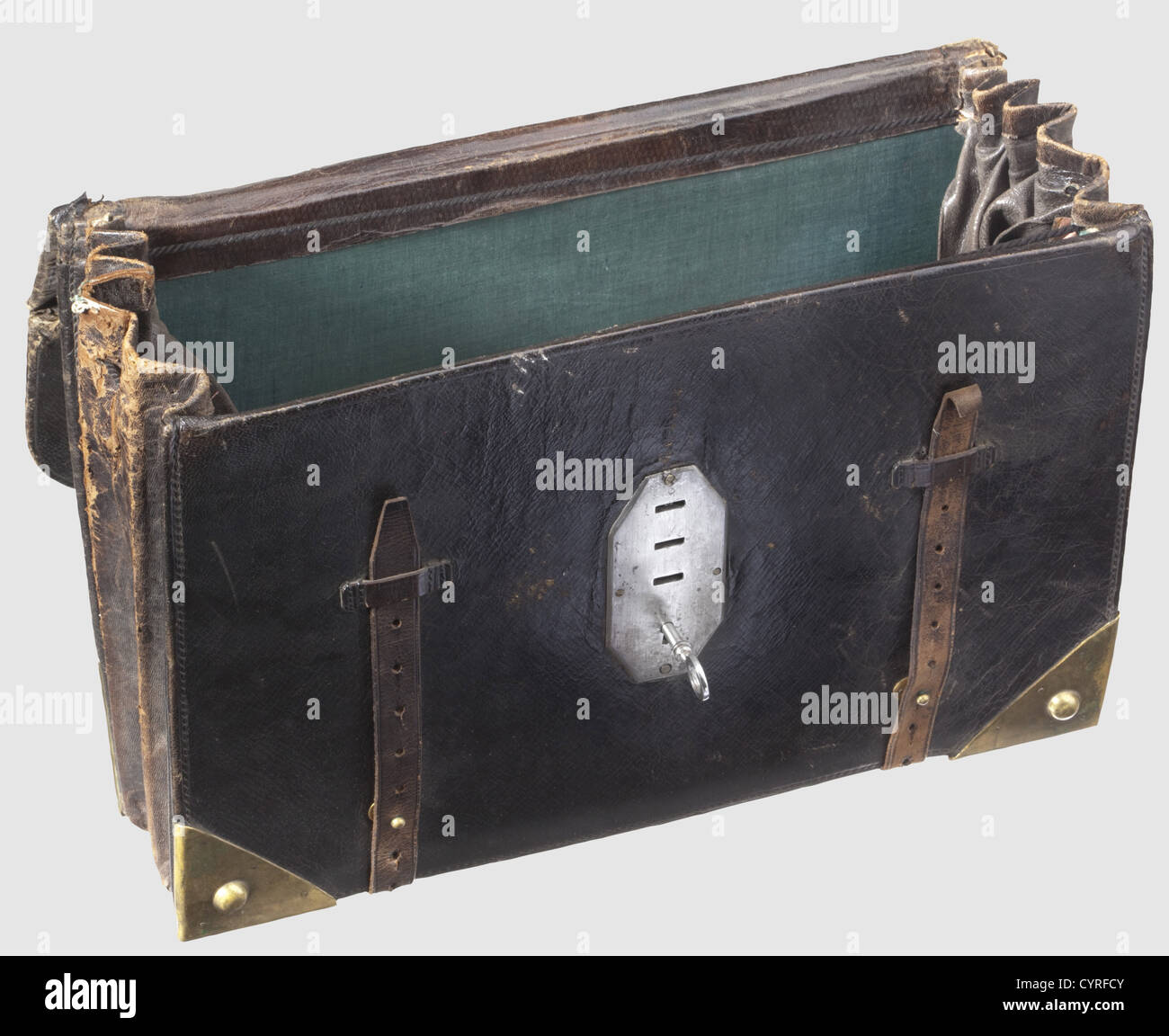 Valigetta del principe Carlo di Baviera (1795 - 1875), circa 1830 nero Marocco cuoio, ferro con serratura con chiave, angoli in ottone, cinturino di chiusura in pelle, sopra la serratura l'iscrizione in rilievo oro 'sua altezza reale, il principe più sereno Karl di Baviera'.30 x 42 cm.strong segni di usura e di strappo.Karl Theodor Massimiliano Agosto Principe di Baviera era il più giovane Figlio del primo re bavarese Massimiliano e fratello di Ludovico I.prese parte alle guerre di Liberazione nel 1813, rifiutò l'offerta di diventare re di Grecia, fu nominato maresciallo e ispettore del campo, diritti aggiuntivi-clearences-non disponibili Foto Stock