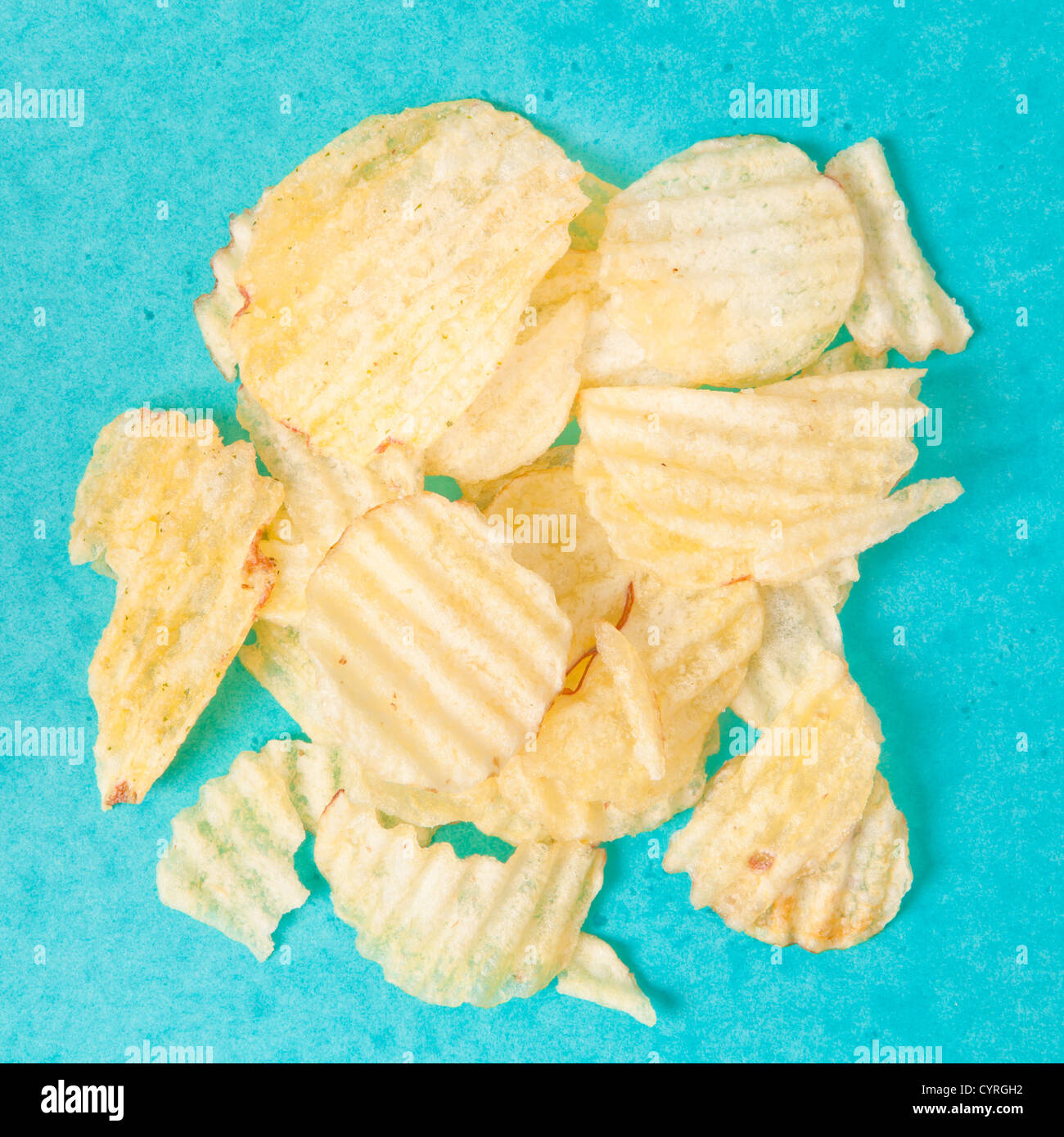 Crinkle cut potato chips su un vivace sfondo Foto Stock