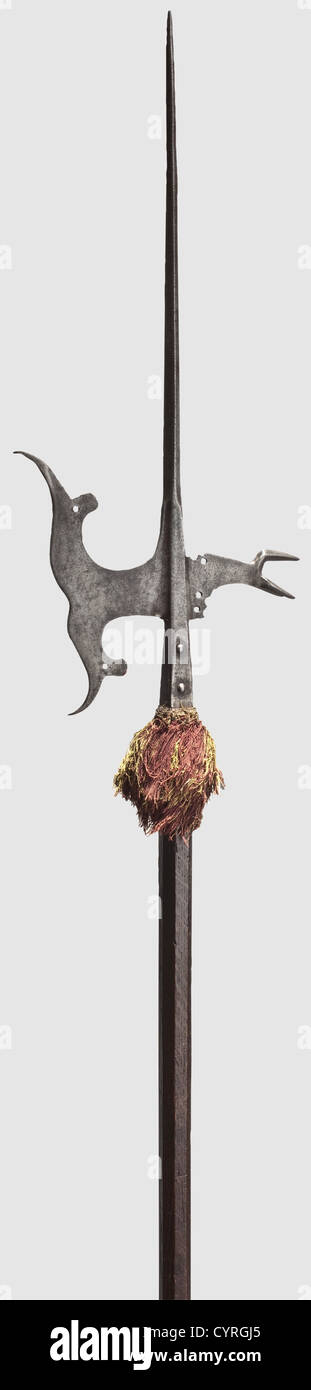 Un Southern italiana o tedesca alabarda, circa 1570 slanciata spike di spinta di sezione quadrata, Spazzata di " coda di pesce " blade con reinforc Foto Stock
