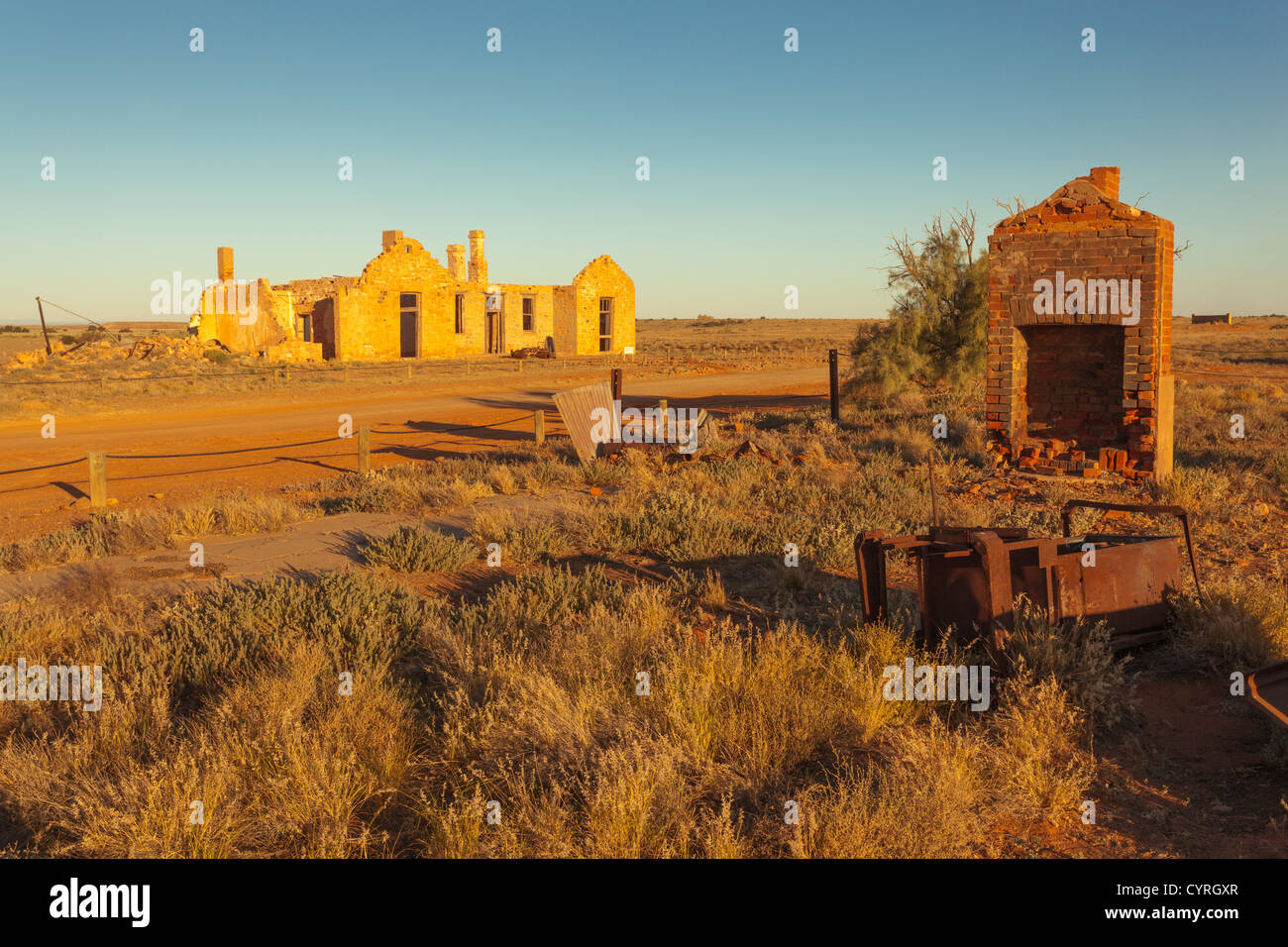 Rovine della Transcontinental hotel nella vecchia ferrovia cittadina di farina sulla Old Ghan Railway sull'Oodnadatta Track in Outback Australia del Sud Foto Stock