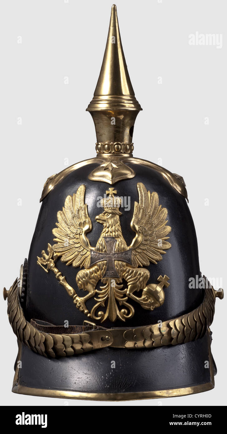 Un casco modello 1842 per ufficiali di riserva, della linea prussiana fanteria cranio in pelle laccata nera, finiture dorate, la piastra dell'aquila caricata con una croce di riserva d'argento (manca un piccolo pezzo del braccio superiore della croce). Chinscale convesse, cockade in pelle. Picchi con fodera in pelle verde/rosso. Tutte le parti originali, doratura molto ben conservata, la superficie lacca rettificata,le viti rosette non associate. Altrimenti casco splendidamente conservato, storico, 19 ° secolo, prussiano, Prussia, tedesco, Germania, militaria, militare, oggetto, oggetti, stil, diritti aggiuntivi-clearences-non disponibile Foto Stock