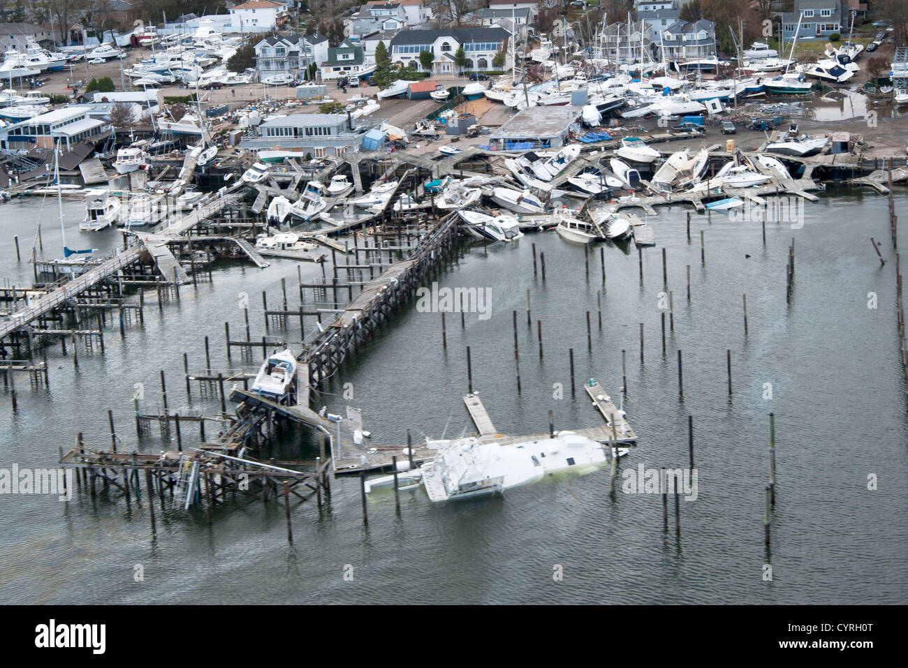 Distrutto le barche sono sparsi dall uragano Sandy lungo la riva Novembre 3, 2012 in grande uccide Harbour, NY. Foto Stock