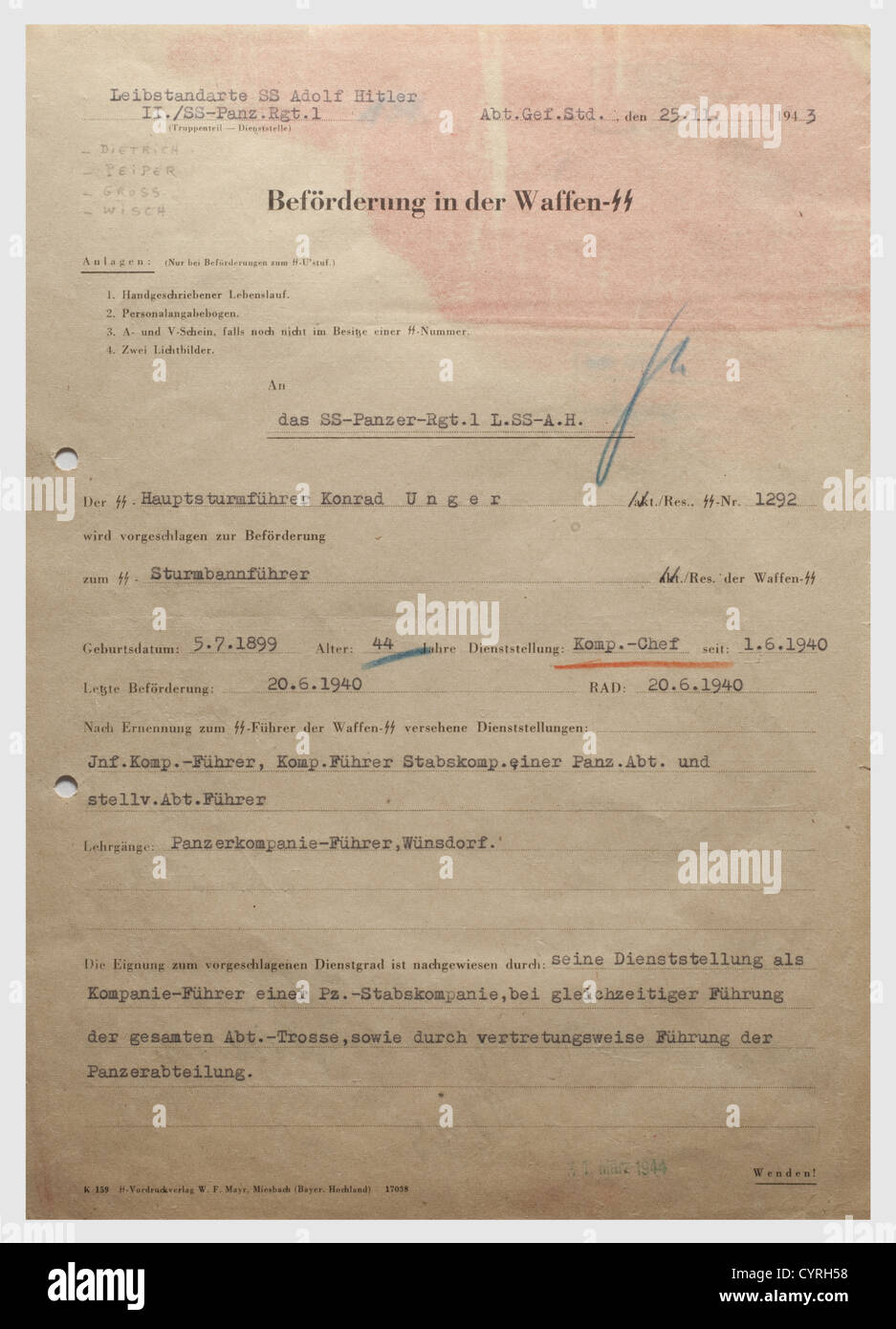 Joachim Peiper,Theodor Wisch,e Seppa Dietrich,una raccomandazione per la promozione di Konrad Unger 1943 modulo prestampato con le voci tipizzate,datato 'Leibstandarte SS Adolf Hitler,II/SS-Panz.-Rgt.1,Abt.GEF.St,den 25.November 1943'.Raccomandazione per la promozione a Sturmbannführer con assegnazione immediata di un comandante come scorta di Unross come comandante esperto di Unger E l'ideologia ...ha forti capacità di leadership ...in azione implacabile contro di sé e subordinati ... guadagnato grea, diritti aggiuntivi-clearences-non disponibile Foto Stock