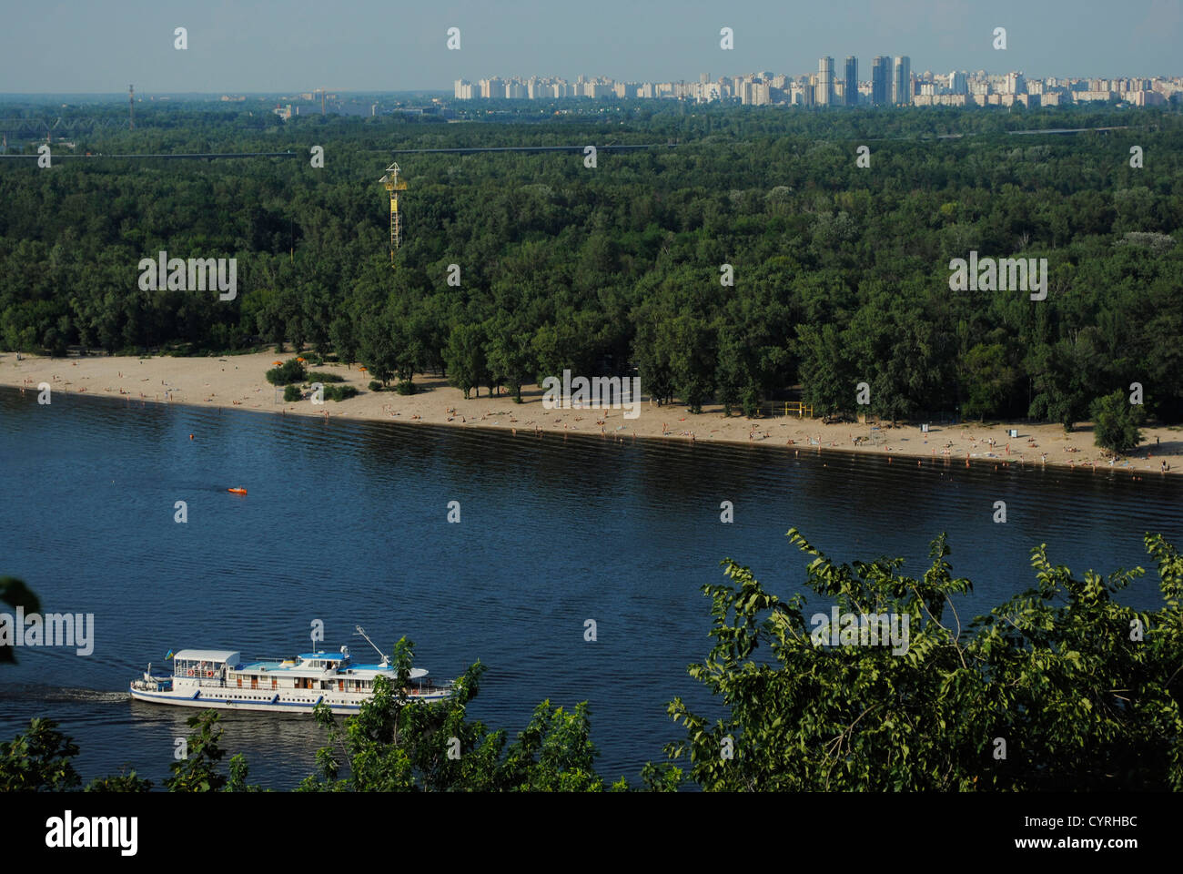 Ukrania. Kiev. Panoramica del fiume Dnieper e le sue spiagge. Foto Stock