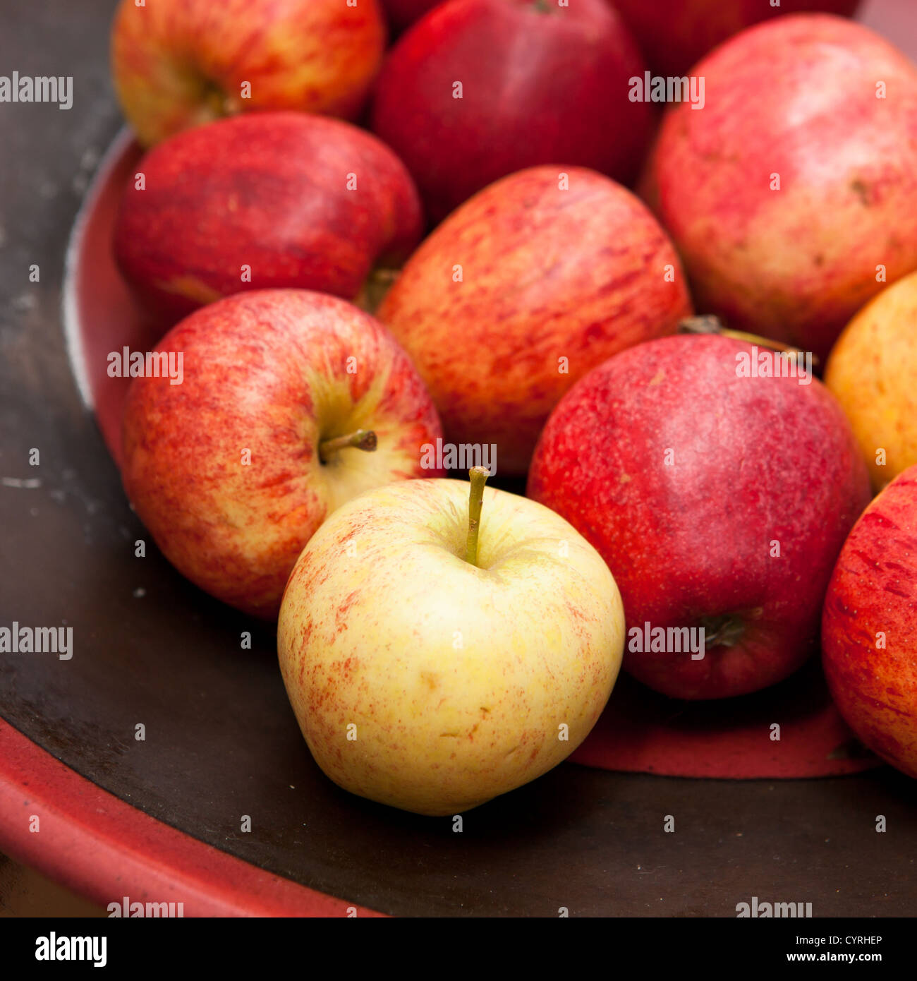 Selezione di mele fresche in una coppa di frutta Foto Stock