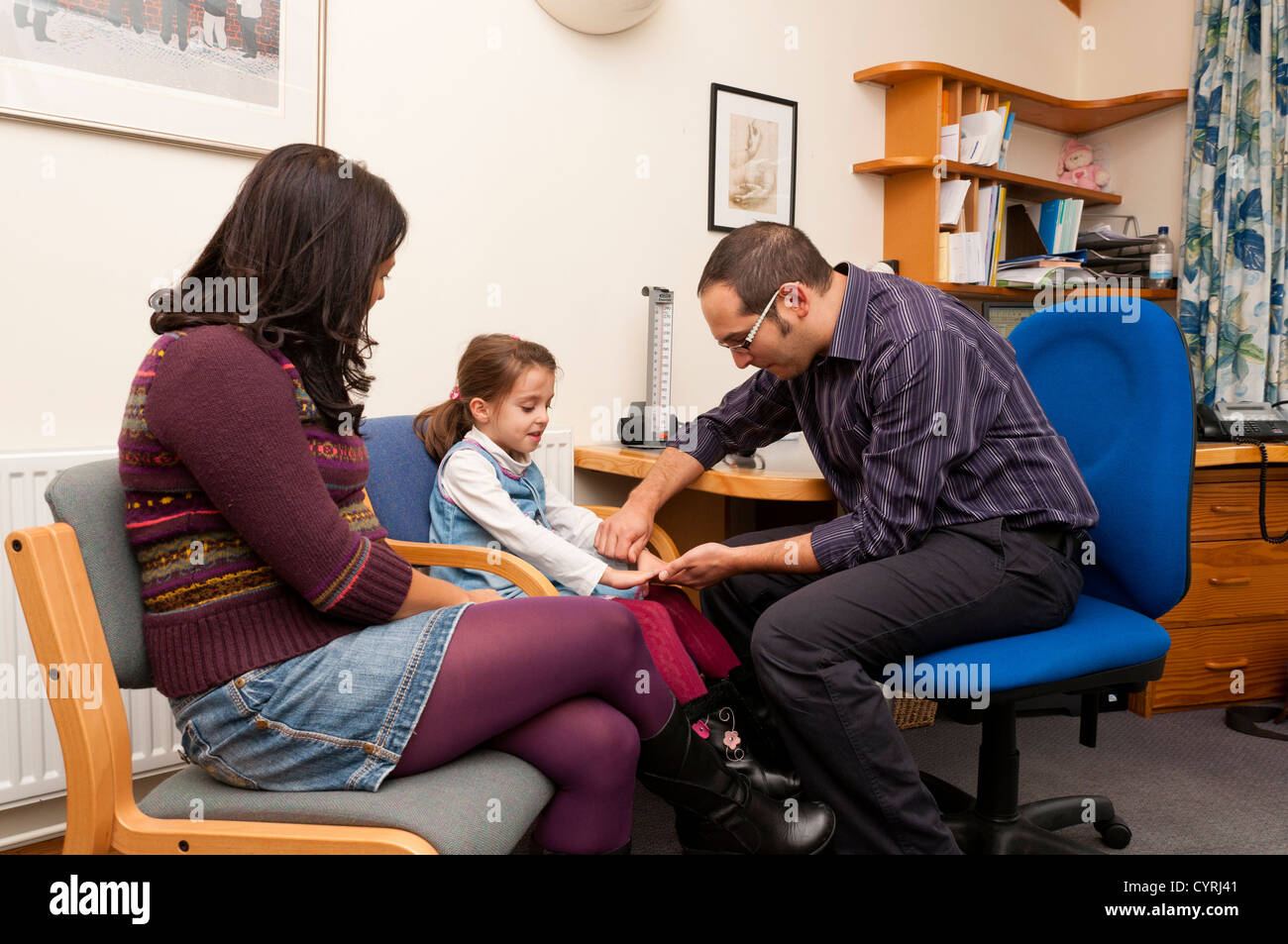 GP ambulatorio medico paziente la consultazione con il bambino e la madre. Regno Unito Foto Stock