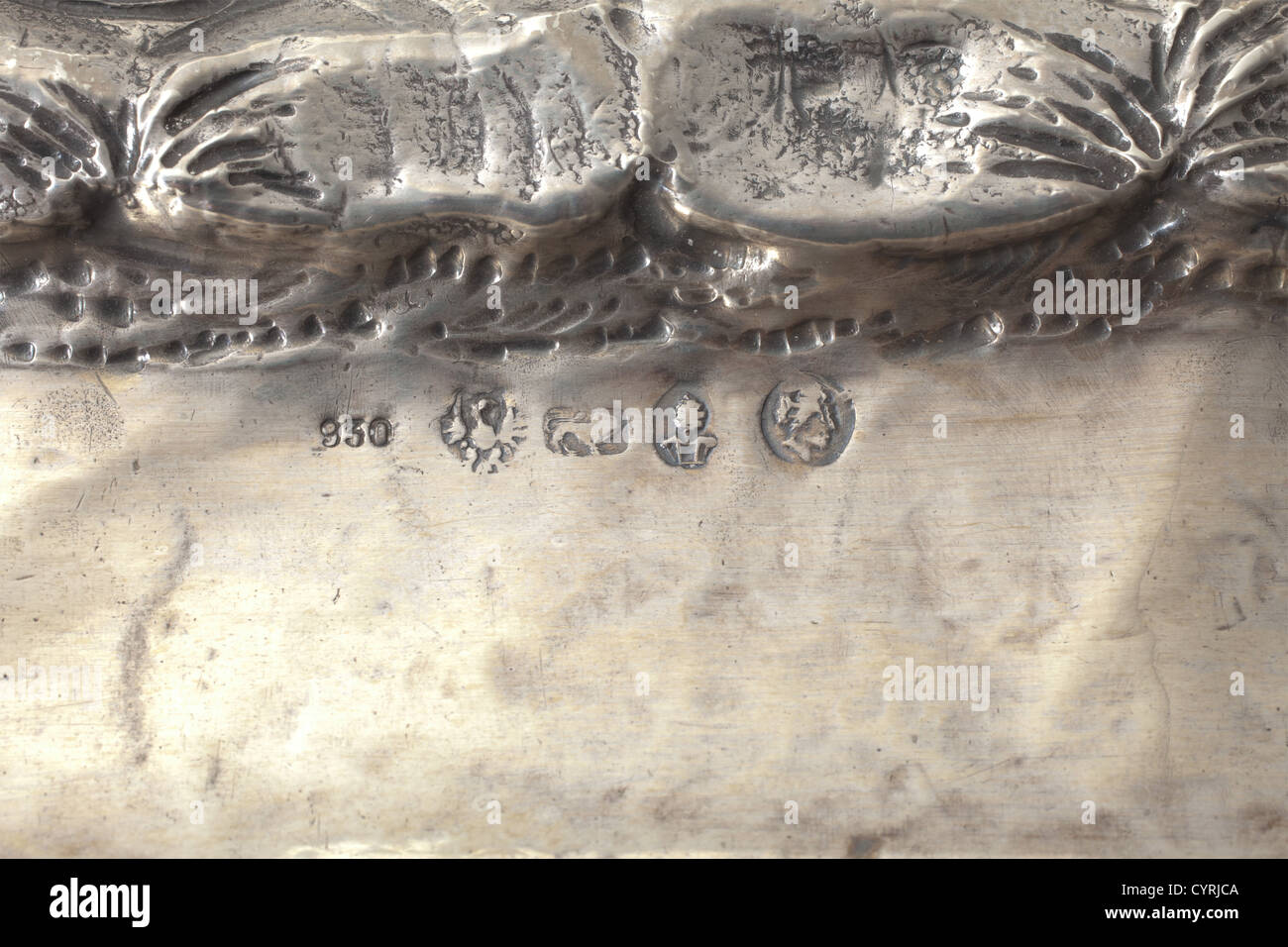 Un grande argento tedesco memorial display piatto, l'imperatore Carlo V è entrata in Augusta per il 1548 Reichstag 2a metà del XIX secolo inseguito platter goffrato in altorilievo con una figura staffage davanti la casa paesaggio. Le decorazioni floreali border visualizza un doppio-headed eagle come l'imperial stemma e il doppio stemma per la città di Augusta. Un '930' segno distintivo di un marchio eagle per Bruckmann Heilbronn, e i marchi della città di Augsburg, il Pyr, una estensione Lion e una testa verticale nel centro del lato inverso. Dimensioni 119 , artista del diritto d'autore non deve essere cancellata Foto Stock