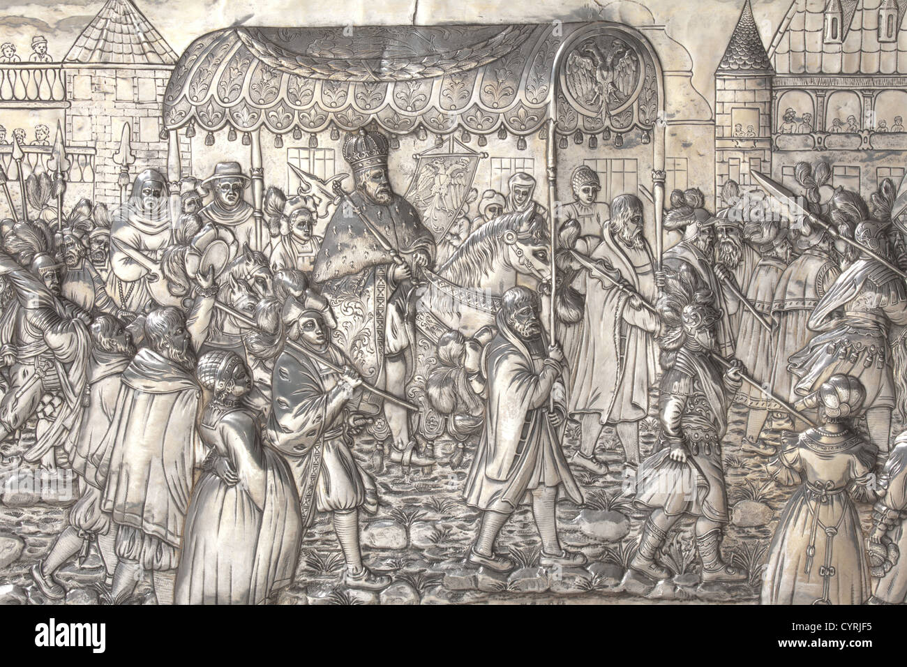 Un grande argento tedesco memorial display piatto, l'imperatore Carlo V è entrata in Augusta per il 1548 Reichstag 2a metà del XIX secolo inseguito platter goffrato in altorilievo con una figura staffage davanti la casa paesaggio. Le decorazioni floreali border visualizza un doppio-headed eagle come l'imperial stemma e il doppio stemma per la città di Augusta. Un '930' segno distintivo di un marchio eagle per Bruckmann Heilbronn, e i marchi della città di Augsburg, il Pyr, una estensione Lion e una testa verticale nel centro del lato inverso. Dimensioni 119 , artista del diritto d'autore non deve essere cancellata Foto Stock