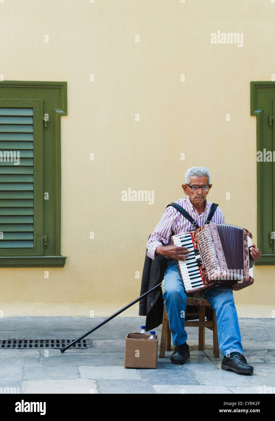 Uomo di suonare la fisarmonica, Atene, Grecia Foto Stock