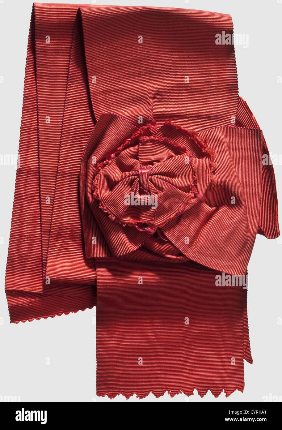 Un caso e un telaio per un ordine di ordine dell'Ordine di San Alessandro Nevsky, Russia, regno di Tsar Nicholas II(1894 - 1917)caso rosso rivestito in pelle (verniciato) con rivestimento di seta bianca (inserto mancante). La copertura con un'aquila russa a doppia testa stampata (restaurata in parte), chiusura a pulsante. Dimensioni 21.2 x 13.6 x 5.8 cm. Alcuni danni. Incluso e' il Sash di prima Classe con nastro di seta a coste annaffiata. In condizioni di utilizzo,storico,storico,1910,XX secolo,XIX secolo,medaglia,decorazione,medaglie,decorazioni,badge d'onore,badge d'onore,badge,diritti aggiuntivi-clearences-non disponibile Foto Stock